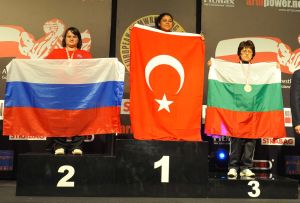 Nagrajdavane - Jeni s uvr. do 80 kg lqva ruka - 2. Nadezhda Sicheva (RUS) 1. Zeynep Ilmaz (TUR) 3. Yumyugyul Rashid (BUL).JPG