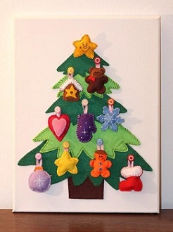 alternative-christmas-trees-handmade-decorations-recycled-crafts-5.jpg