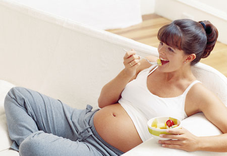pregnant-woman-eating-fruit_framar.jpg pregnant-woman-eating-fruit_framar.jpg